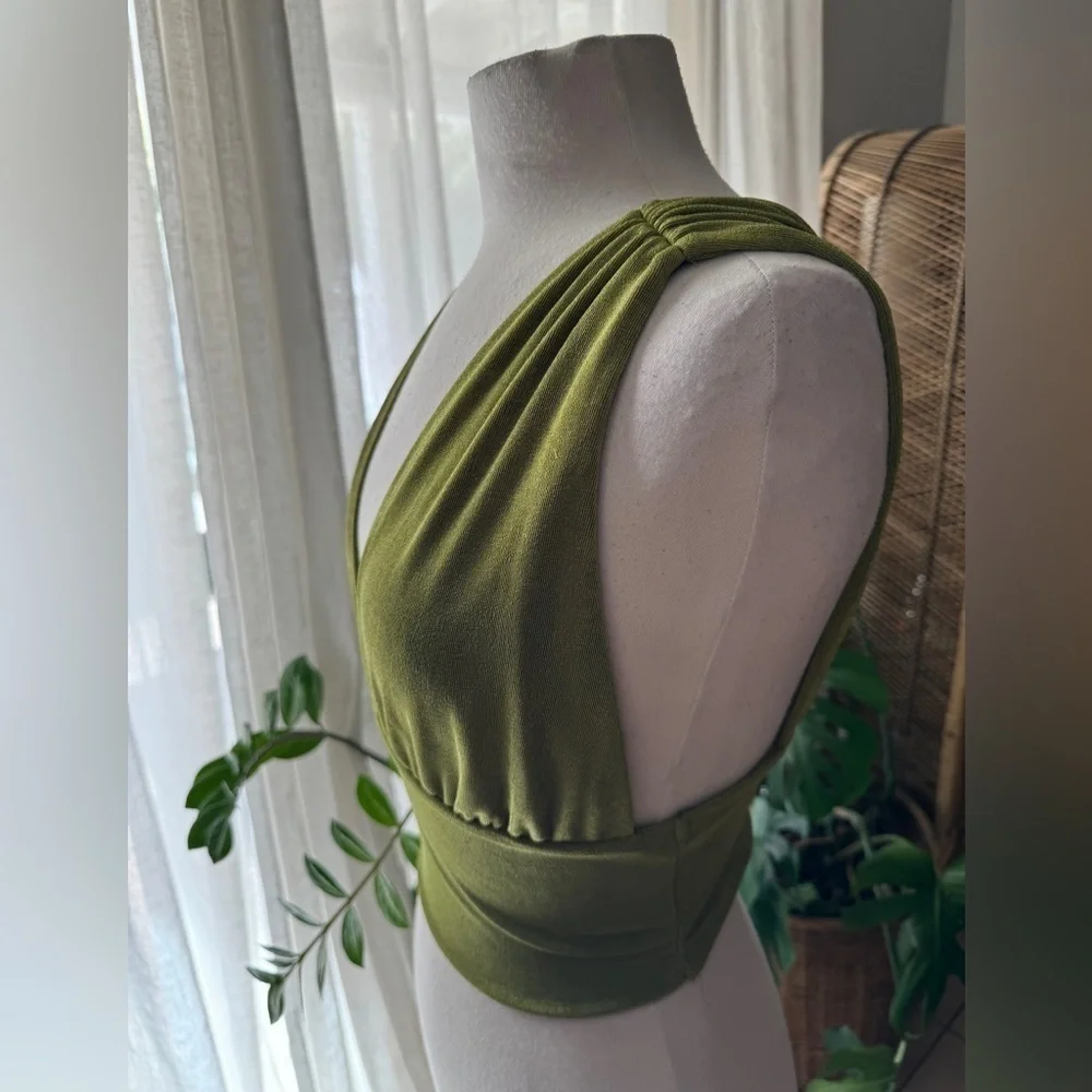Green v neck crop vacation top - Picture 2 of 4